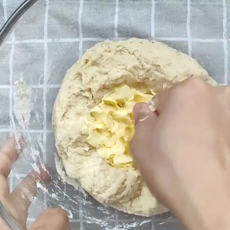 Bước 2  Nhào bột Bánh mì nhân kem sữa