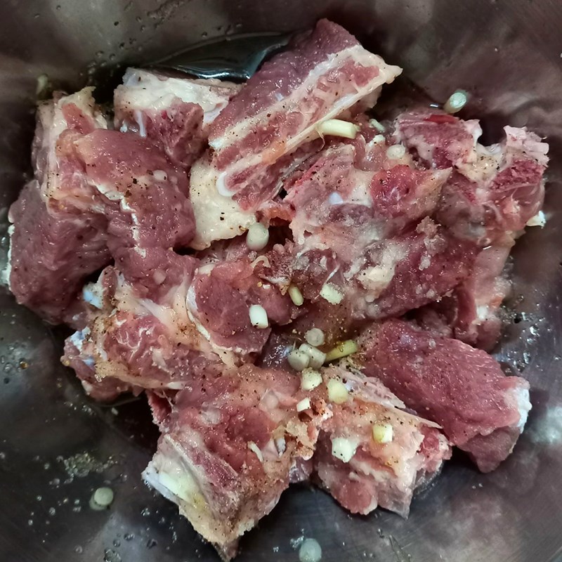 Bước 3  Ướp cá thác lác và xương Lẩu cá thác lác khổ qua - mướp đắng