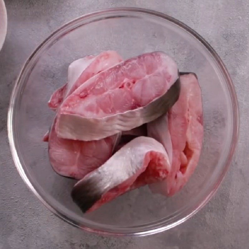 Bước 1 Sơ chế nguyên liệu Cá basa kho nghệ
