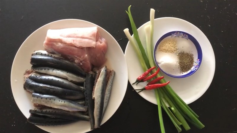 Nguyên liệu món ăn 2 cách làm cá trích kho thịt ba chỉ và kho dứa