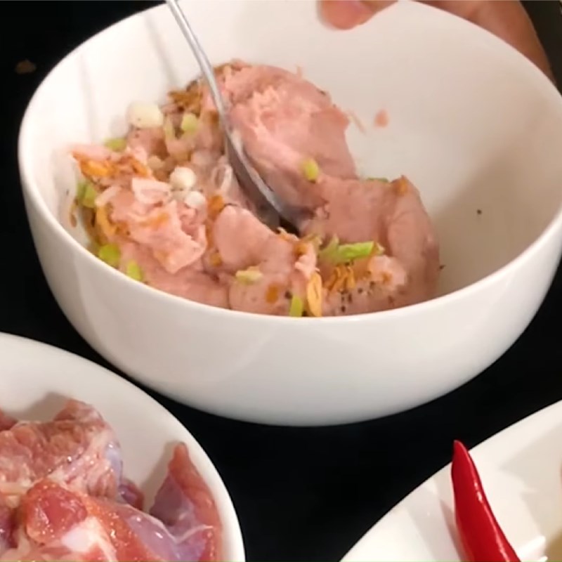 Bước 2 Ướp sườn và giò sống Bún sườn chua ngọt