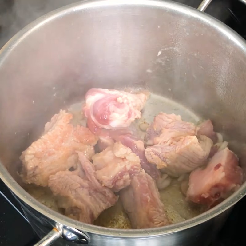 Bước 3 Xào sườn, cà chua, dứa Bún sườn chua ngọt