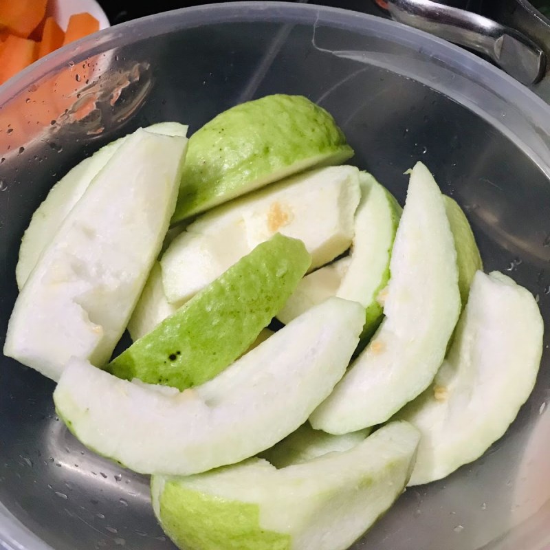 Bước 1 Sơ chế các nguyên liệu Nước ép ổi có đá