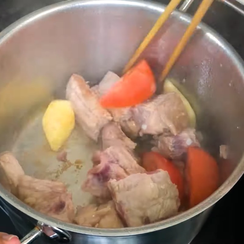 Bước 3 Xào sườn, cà chua, dứa Bún sườn chua ngọt