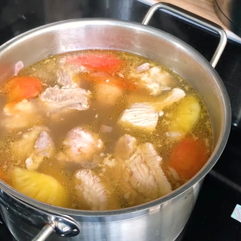 Bước 4 Nấu nước dùng Bún sườn chua ngọt