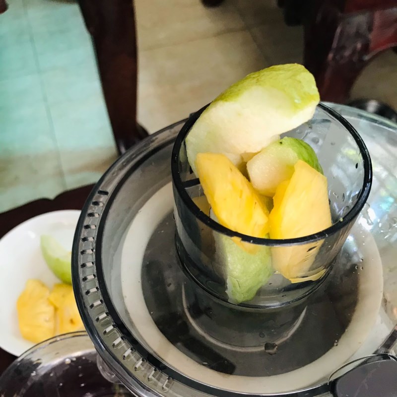 Bước 2 Ép ổi và dứa Nước ép ổi có đá
