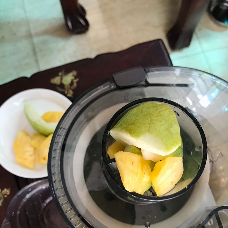 Bước 2 Ép ổi và dứa Nước ép ổi có đá