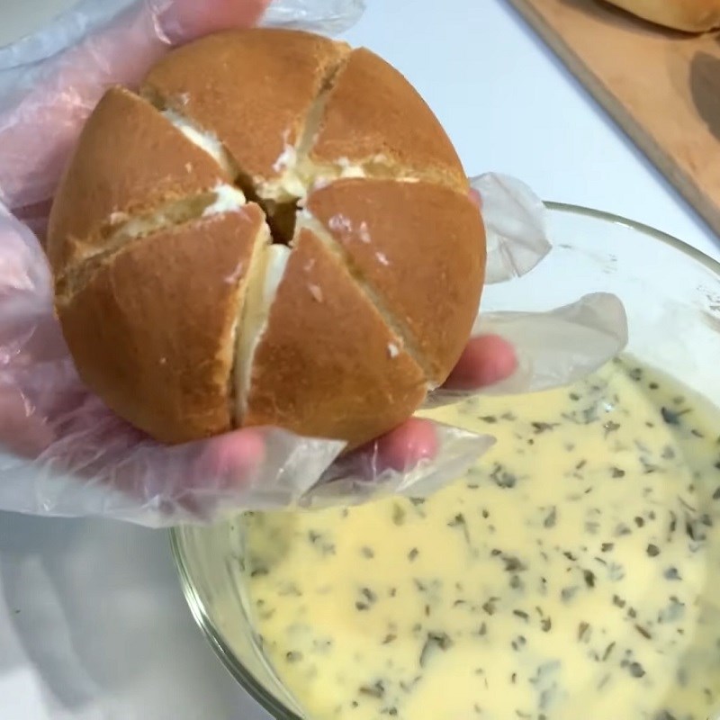 Bước 7 Bơm sốt Bánh mì phô mai bơ tỏi bằng nồi chiên không dầu