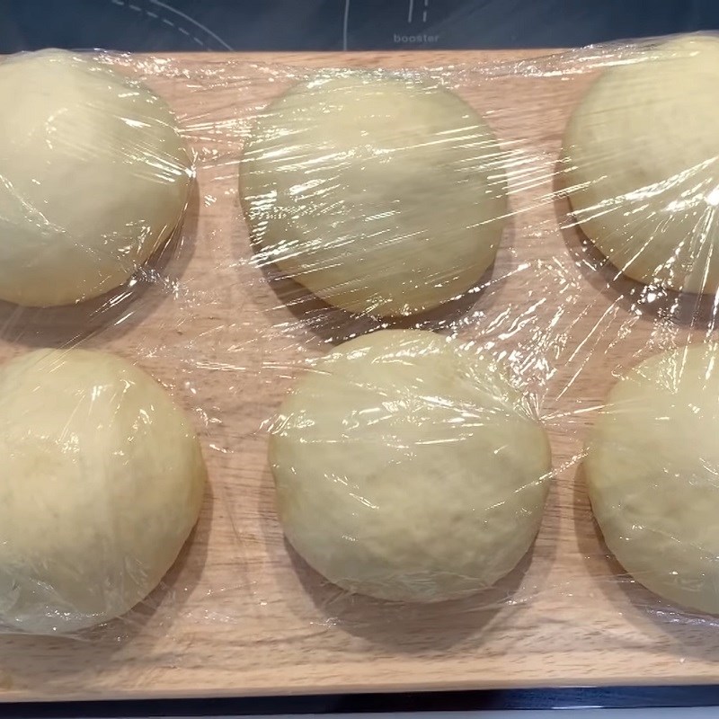 Bước 5 Chia và vê bột Bánh mì phô mai bơ tỏi bằng nồi chiên không dầu