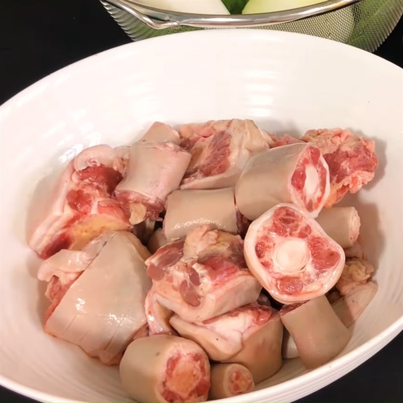 Bước 1 Sơ chế và ướp đuôi bò Lẩu đuôi bò thuốc bắc