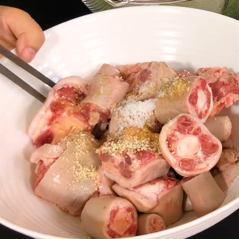 Bước 1 Sơ chế và ướp đuôi bò Lẩu đuôi bò thuốc bắc