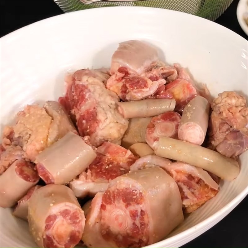 Bước 1 Sơ chế và ướp đuôi bò Lẩu đuôi bò thuốc bắc