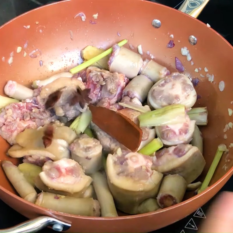 Bước 3 Xào đuôi bò Lẩu đuôi bò thuốc bắc
