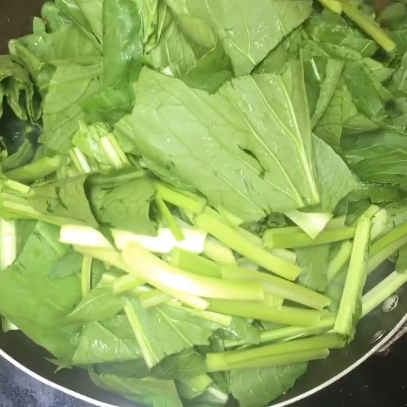 Bước 2 Xào rau Cải ngọt xào tỏi