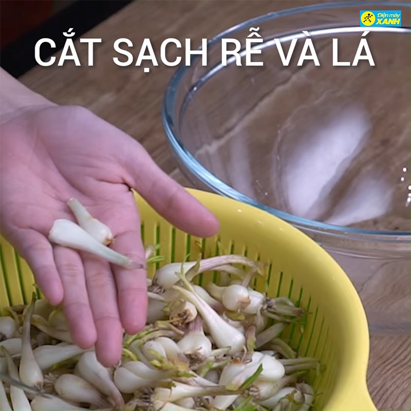 Bước 2 Cắt củ kiệu Củ kiệu chua ngọt - Cách Nấu Ngon