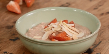 StrawberryPorridgeEverydayGourmetS9EP652 36screenshot 1200x676 1
