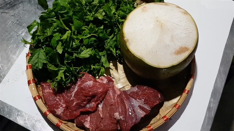 Nguyên liệu món ăn bò nhúng nước dừa lá khổ qua rừng