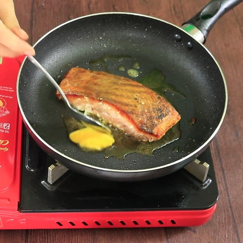 Bước 3 Áp chảo cá hồi Phi lê cá hồi áp chảo sốt Teriyaki