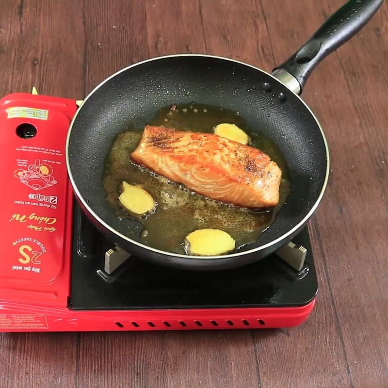 Bước 3 Áp chảo cá hồi Phi lê cá hồi áp chảo sốt Teriyaki