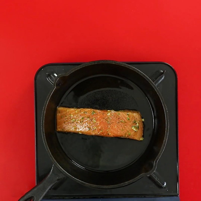 Bước 3 Áp chảo cá hồi Salad cá hồi dầu giấm