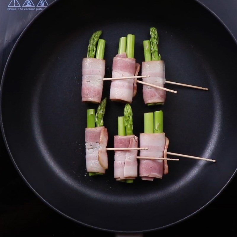 Bước 3 Áp chảo thịt xông khói Thịt xông khói cuộn măng tây