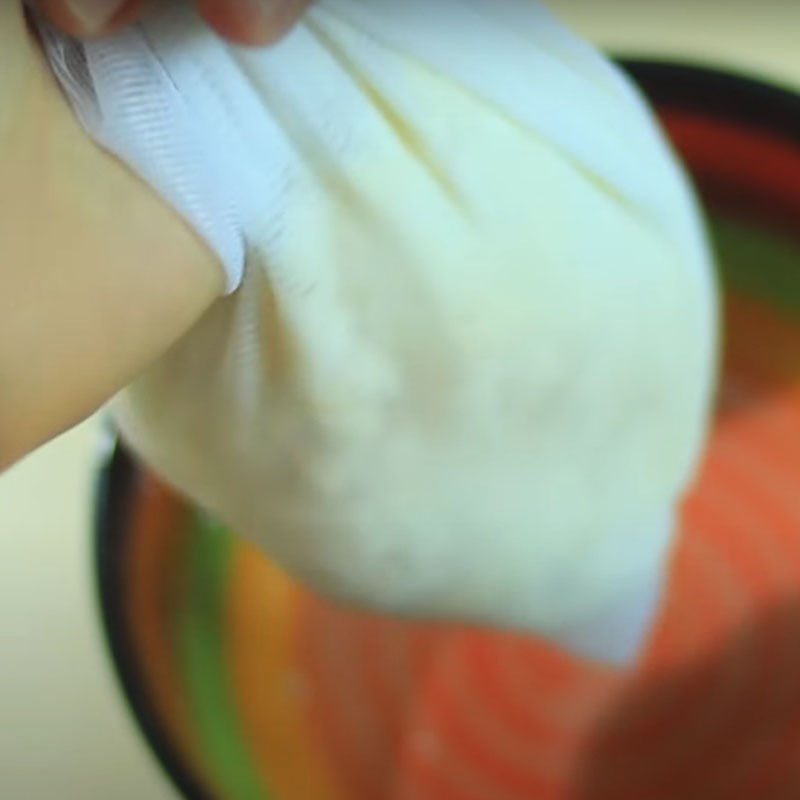 Bước 2 Bào khoai mì Chè khoai mì nước cốt dừa