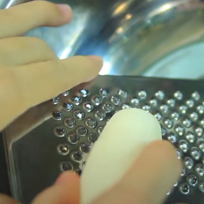 Bước 2 Bào khoai mì Chè khoai mì nước cốt dừa