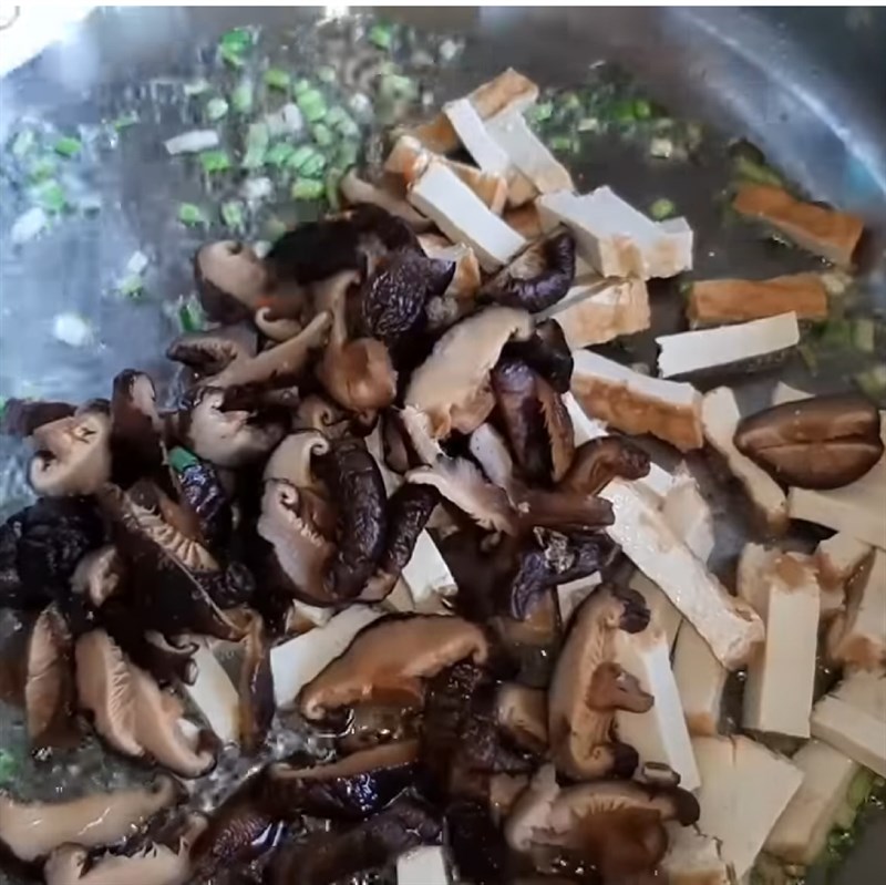 Bước 4 Xào nấm và đậu hũ Bánh canh khoai mỡ chay
