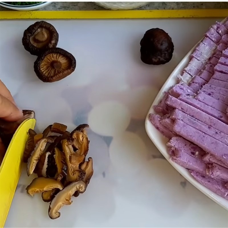 Bước 3 Sơ chế các nguyên liệu khác Bánh canh khoai mỡ chay