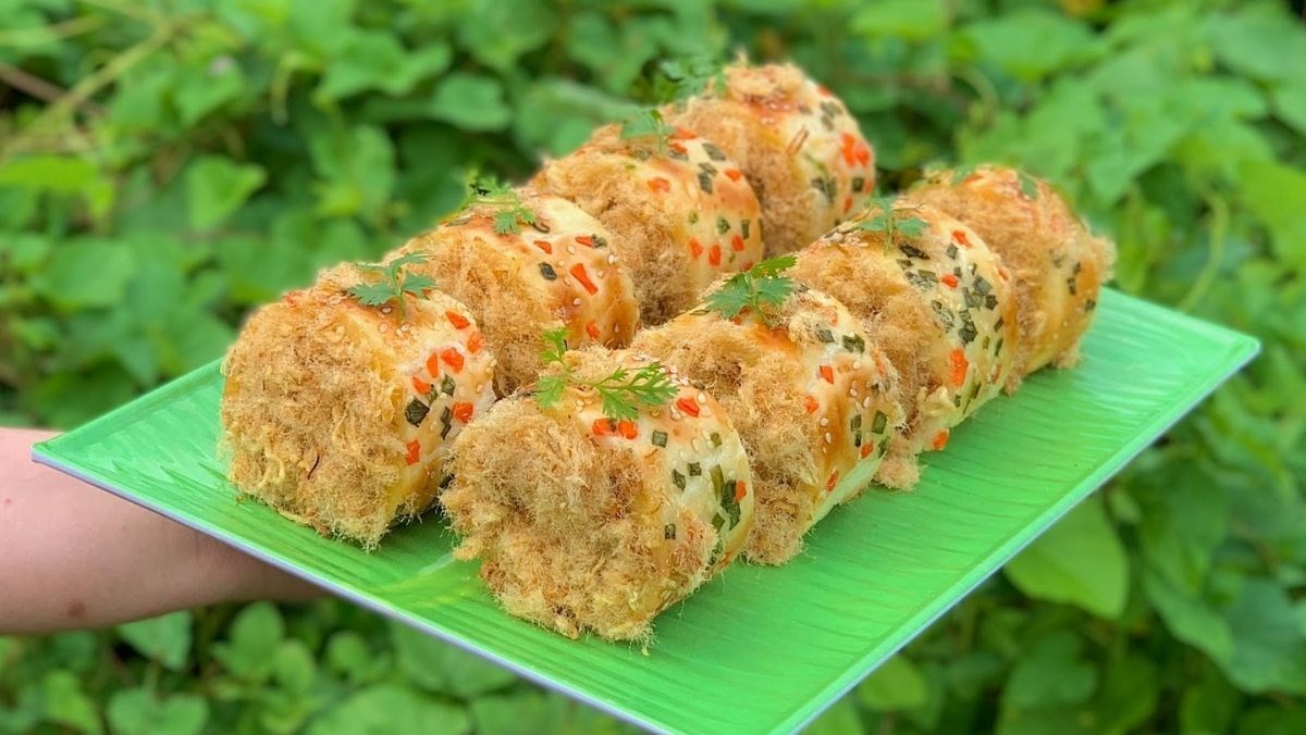 Bánh mì cuộn chà bông sốt trứng gà