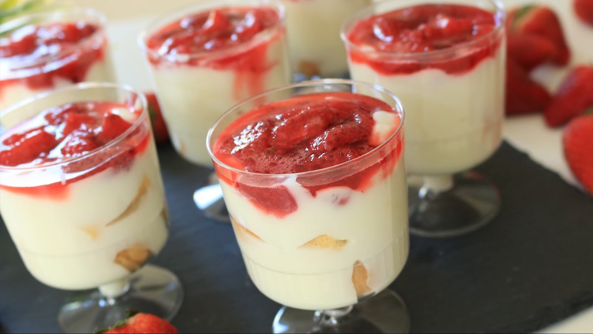 Bánh pudding dâu vanilla