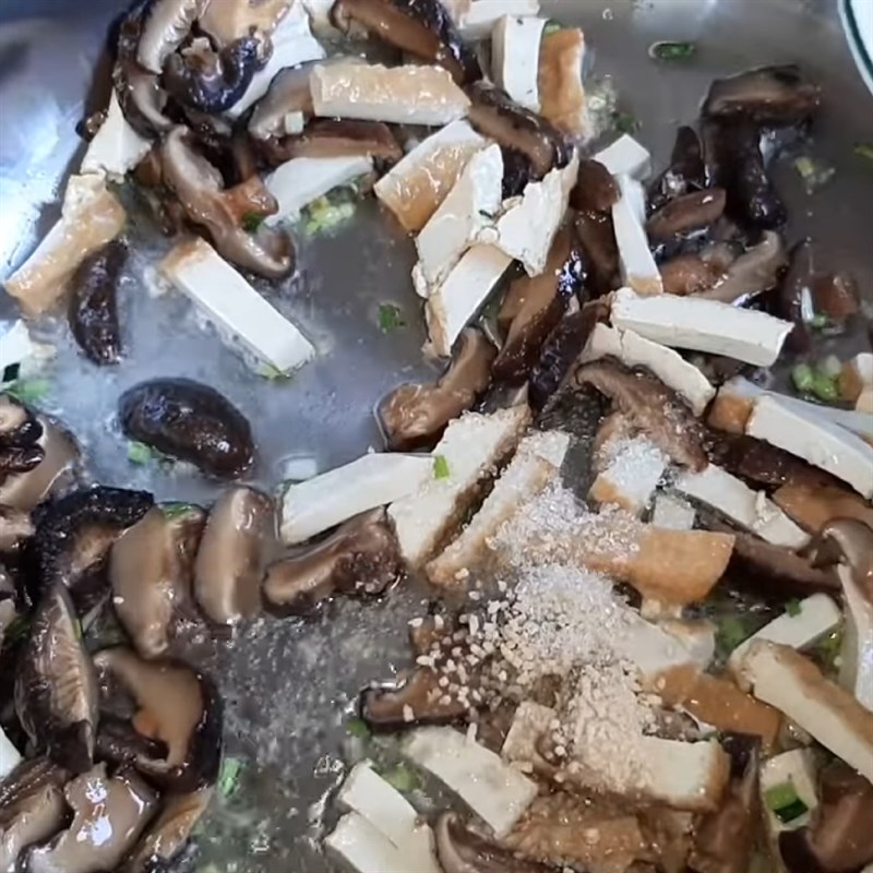 Bước 4 Xào nấm và đậu hũ Bánh canh khoai mỡ chay