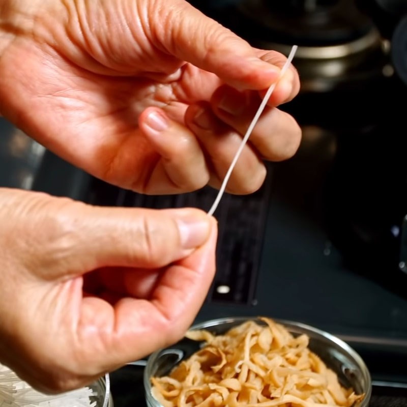 Bước 1 Sơ chế sợi hủ tiếu Bì cuốn chay từ củ cải muối