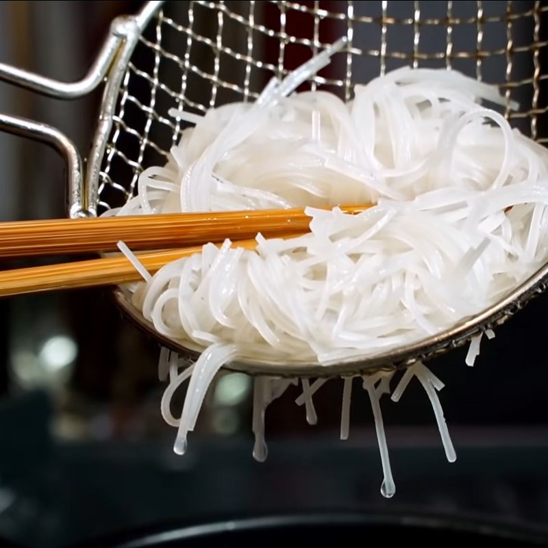Bước 1 Sơ chế sợi hủ tiếu Bì cuốn chay từ củ cải muối