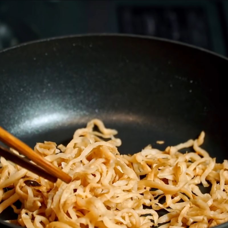 Bước 3 Xào các nguyên liệu Bì cuốn chay từ củ cải muối