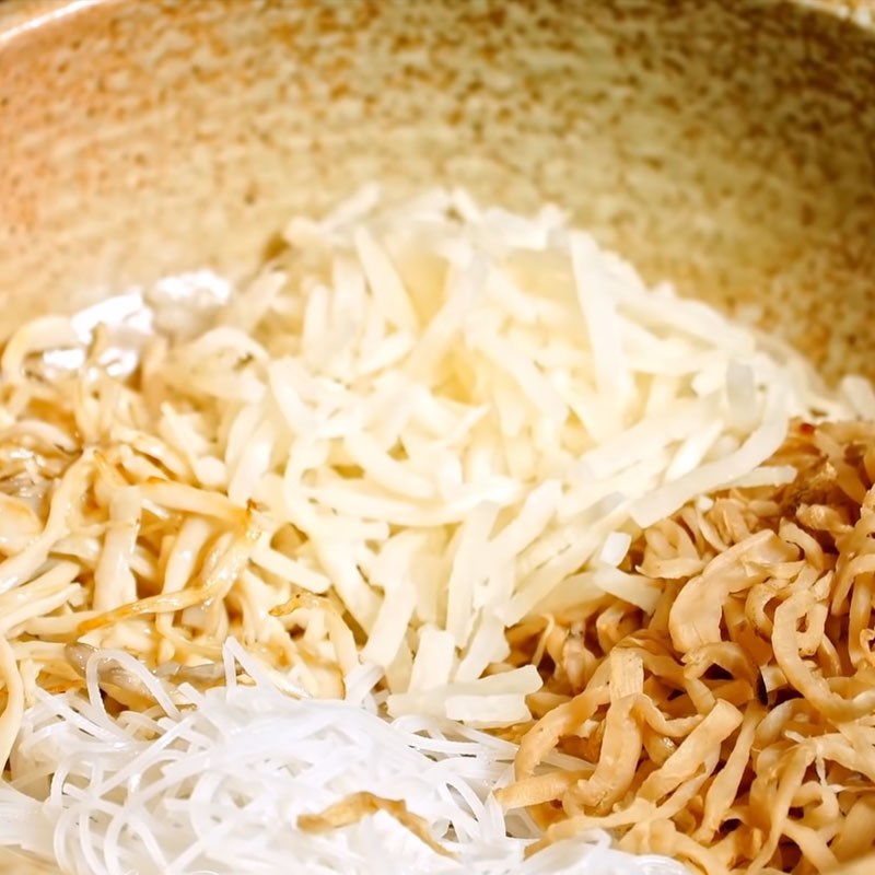 Bước 4 Trộn nhân bì cuốn Bì cuốn chay từ củ cải muối