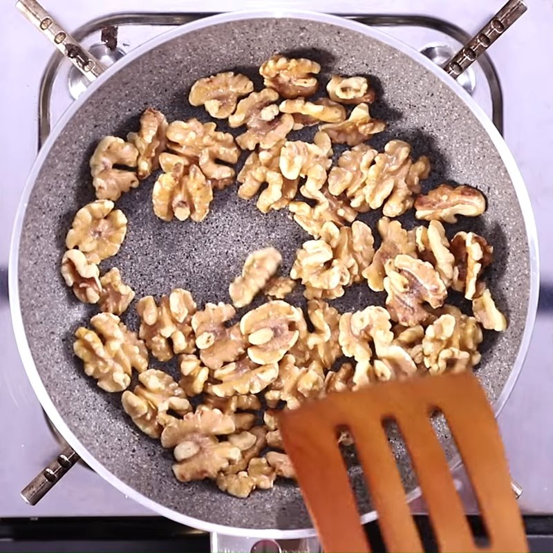 Bước 2 Bóc vỏ, rang hạnh nhân và óc chó Sữa hạnh nhân óc chó đậu nành
