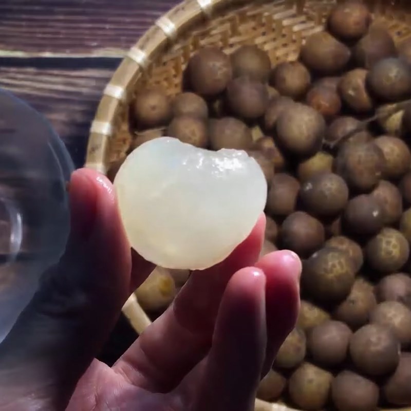 Bước 1 Bóc vỏ và lọc hạt nhãn Nhãn nhục