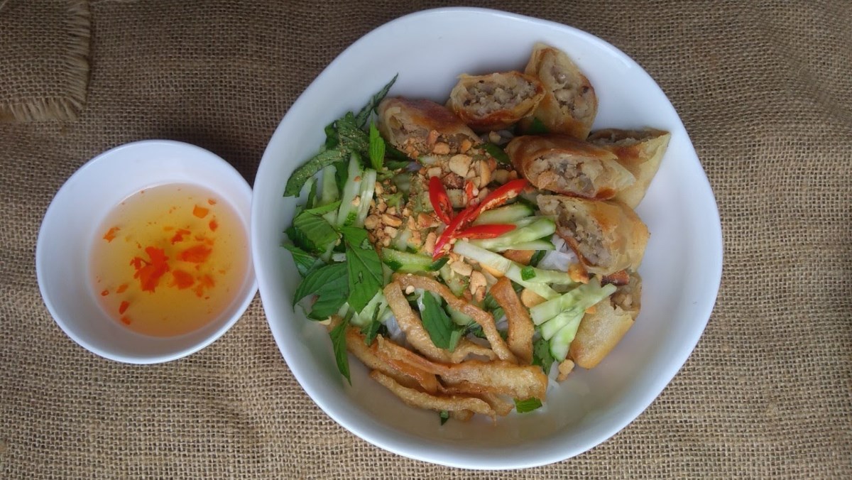 Cách làm bún chả giò với chả giò mua sẵn