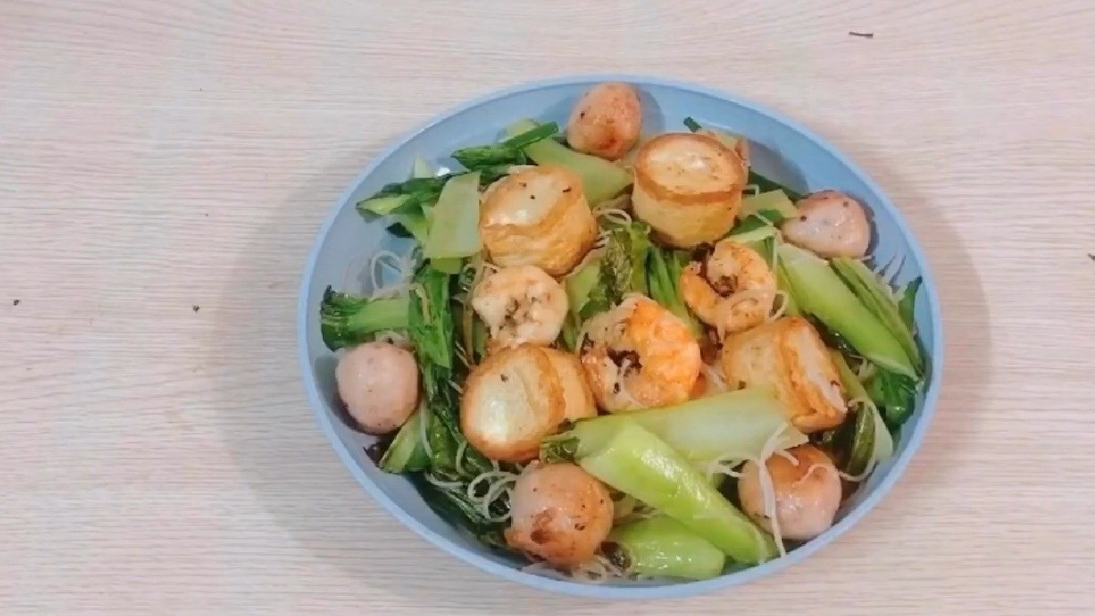 Bún gạo lứt xào tôm