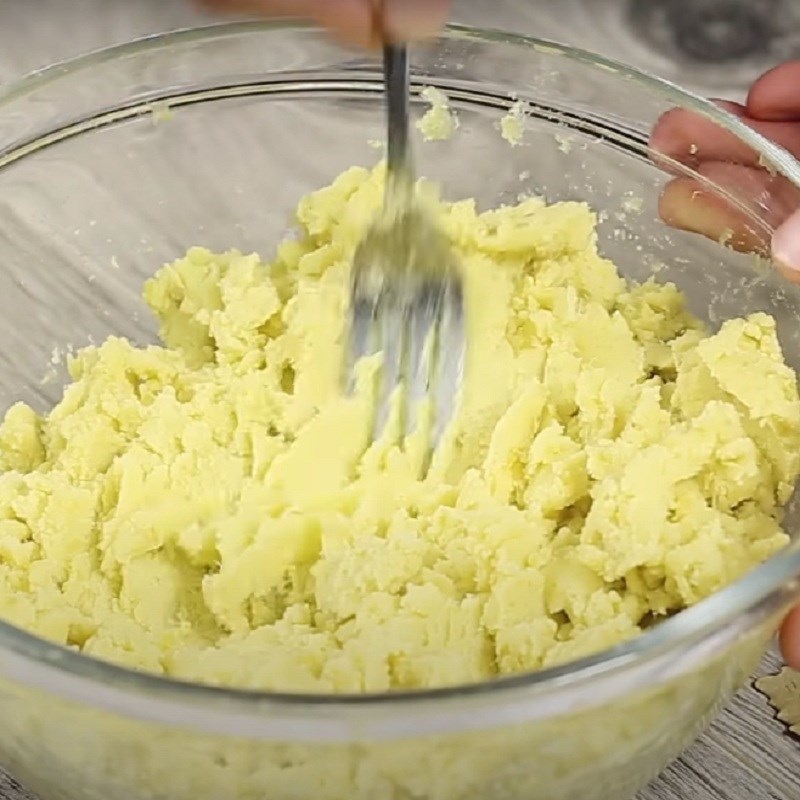 Bước 1 Hấp và nghiền khoai Chè khoai dẻo trà xanh