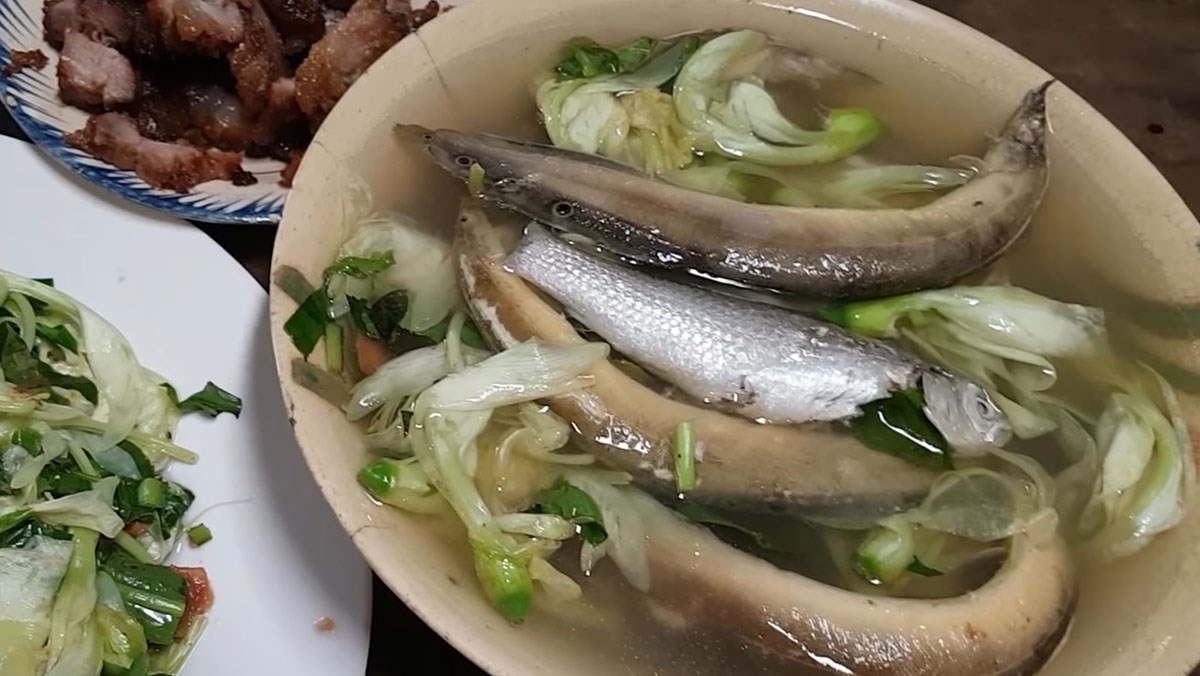 Cá chạch nấu canh chua bông so đũa