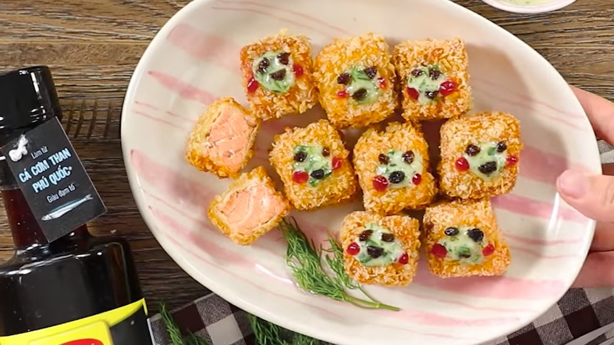 Cá hồi chiên xù sốt ngò, thì là