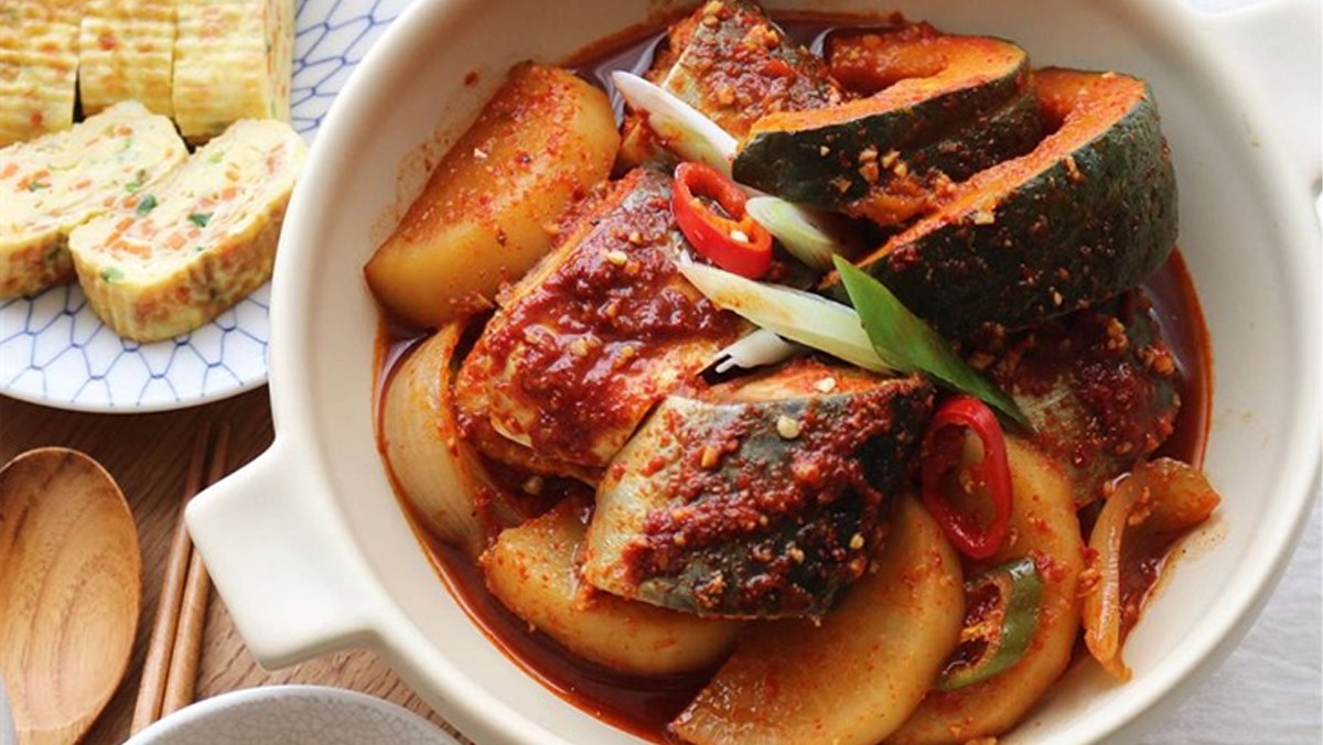 Cá thu kho củ cải và bí đỏ