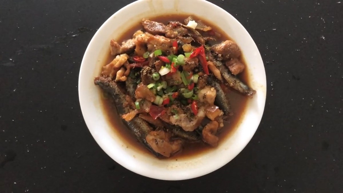 Cá trích kho thịt ba chỉ