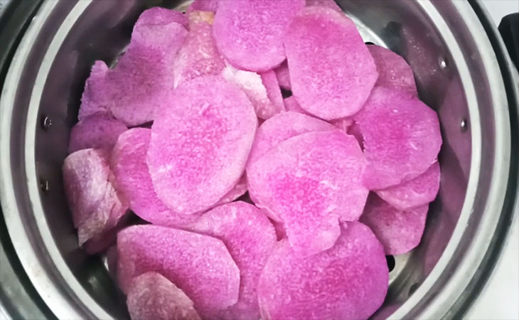 Bước 1 Sơ chế khoai Bánh canh khoai mỡ tím