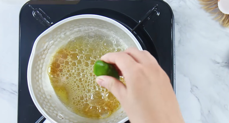 Bước 4 Làm caramel Bánh flan trà sữa trân châu đường đen
