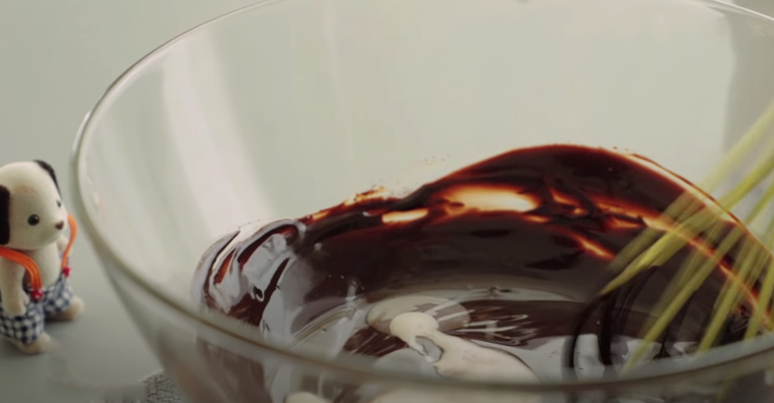 Bước 2 Đun chảy socola và bơ Bánh bông lan fudge socola