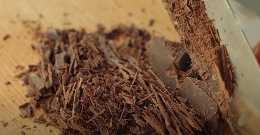 Bước 1 Cắt nhỏ socola Bánh bông lan fudge socola