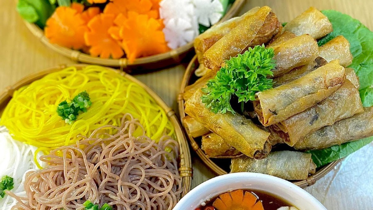 Cách làm bún chả giò với chả giò tự làm